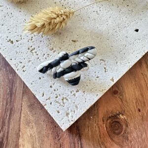 Broche abeille lignée blanche et noire