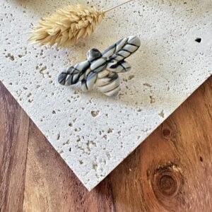 Broche abeille marbré noir & beige