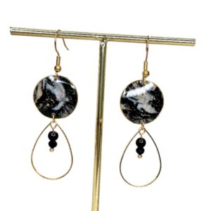 Boucles d’oreilles agate noire & goutte dorée